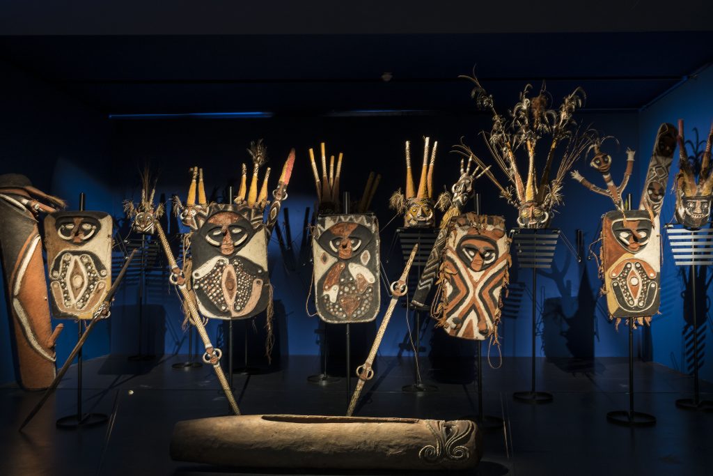 Auteurs non identifiés
Masques, plaques dorsales, arcs, tambour à fente, totem
Vanuatu, île de Malekula
Avant 1991
Bois, pâte et fibres végétales, bambou, dents de cochon, pigments, toiles d’araignée, plumes
Musée d’Arts Africains, Océaniens et Amérindiens – MAAOA. Inv. 1991.3. / 1994.1.
Ensemble collecté en 1991 et 1992 lors du Festival des Arts à Espiritu Santo (Vanuatu). Achat par la Ville de Marseille avec l’aide de l’Association des musées de Marseille.
(c) MAAOA, Musées de Marseille Photographie Claude Almodovar et Michel Vialle